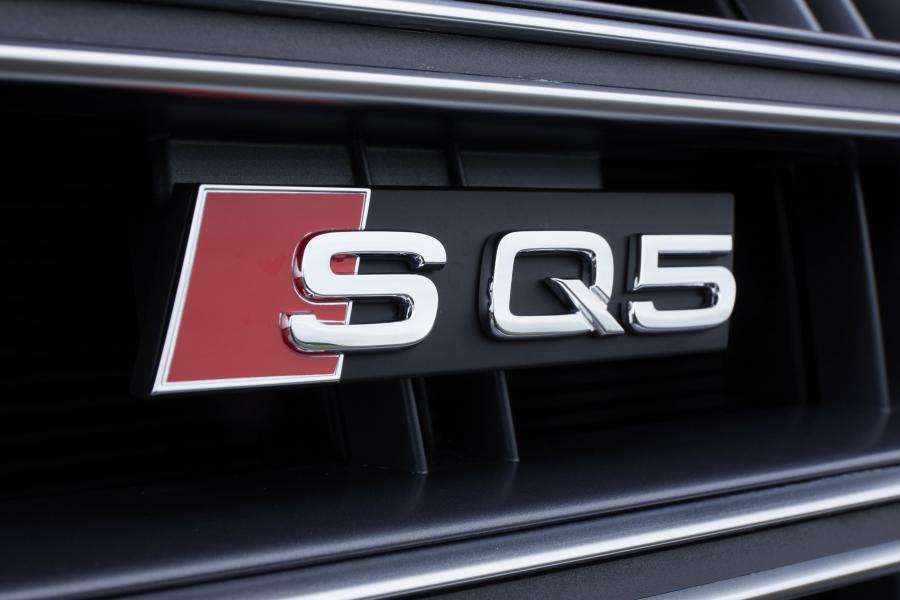 Логотип Audi SQ5 3.0 TFSI 2017 года  (JP) (фото 4 из 18)